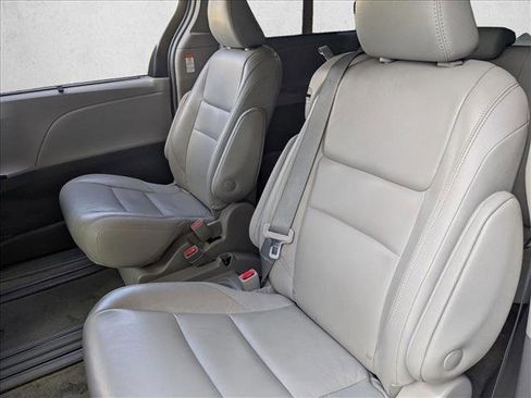 Used 2019 Toyota Sienna XLE image 19