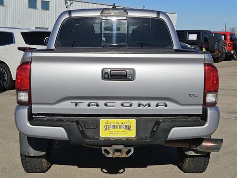 Used 2017 Toyota Tacoma TRD Sport image 5