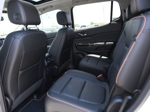 Used 2022 GMC Acadia AT4 w/ Technology Package AWD/4WD image 10
