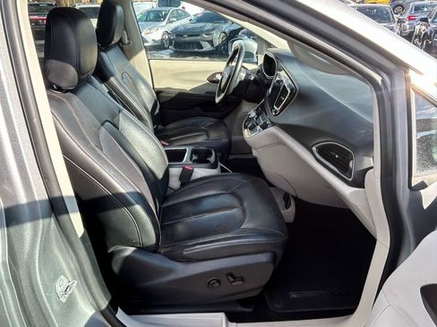 Used 2017 Chrysler Pacifica Touring-L Plus w/ Uconnect Theatre Group image 10