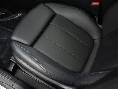 Used 2021 Mercedes-Benz GLB 250 4MATIC w/ Premium Package image 16