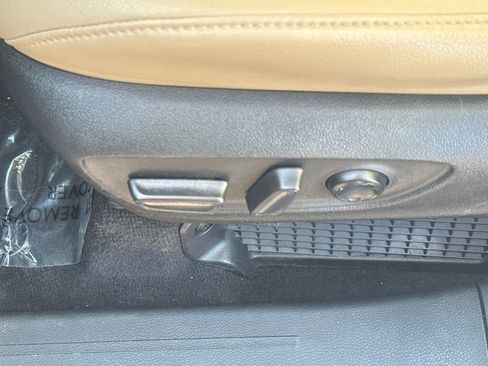 Used 2023 Toyota Sienna Limited image 53