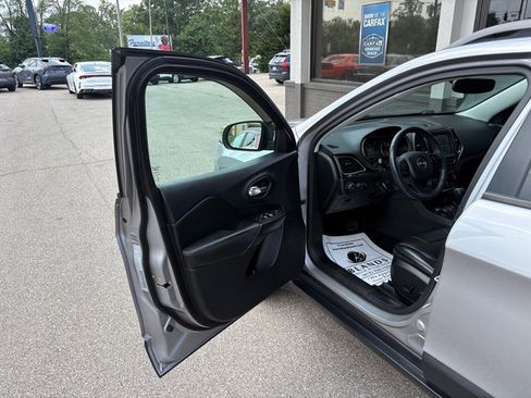 Used 2019 Jeep Cherokee Trailhawk w/ Comfort/Convenience Group AWD/4WD image 8