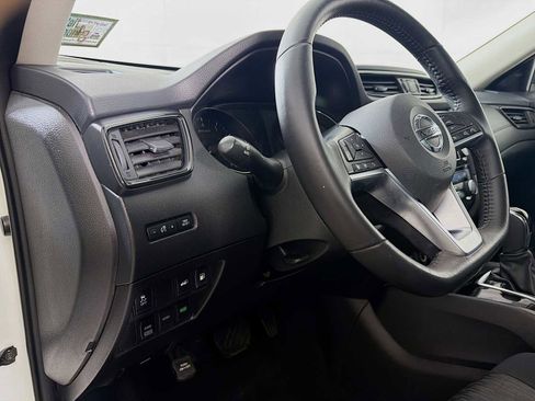 Certified 2018 Nissan Rogue SV image 8