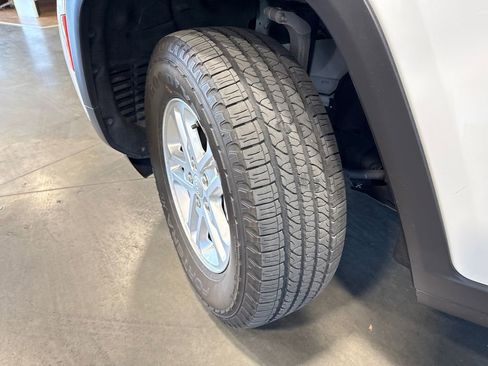 Used 2023 Jeep Grand Cherokee Laredo AWD/4WD image 18