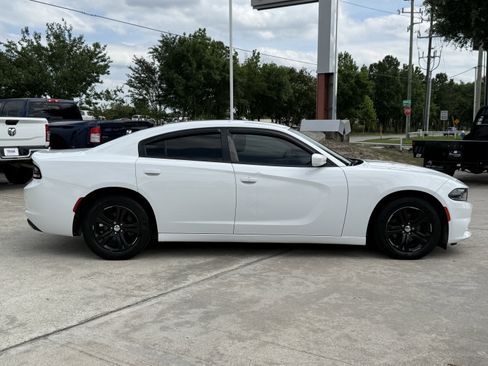 Used 2018 Dodge Charger SXT RWD image 3