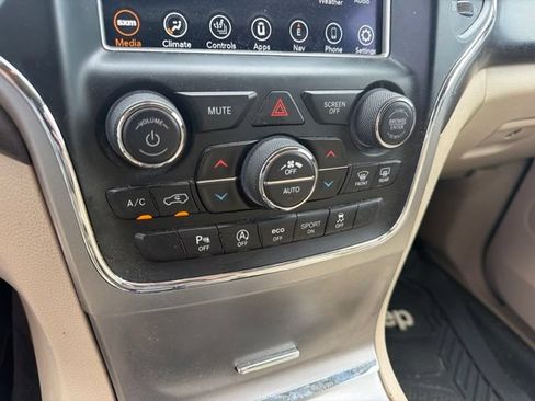 Used 2018 Jeep Grand Cherokee Laredo AWD/4WD image 27