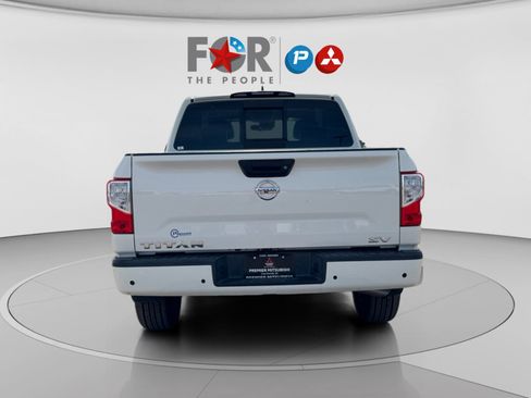 Used 2022 Nissan Titan SV w/ SV Convenience Package image 4