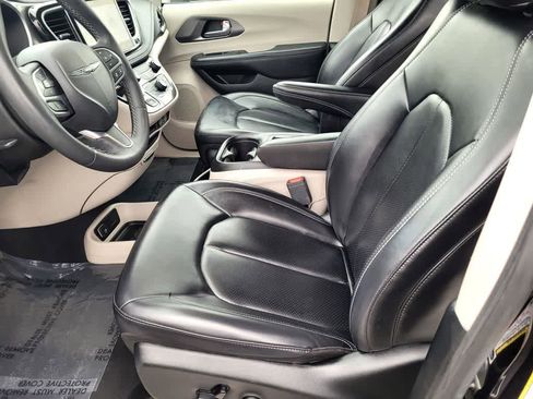 Used 2023 Chrysler Pacifica Touring-L image 14