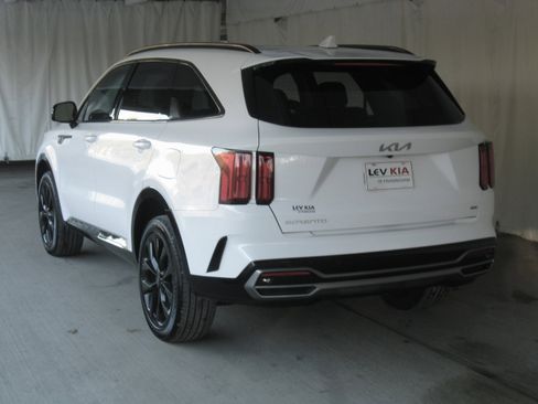 Certified 2023 Kia Sorento SX image 26