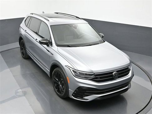 Used 2022 Volkswagen Tiguan SE R-Line image 19