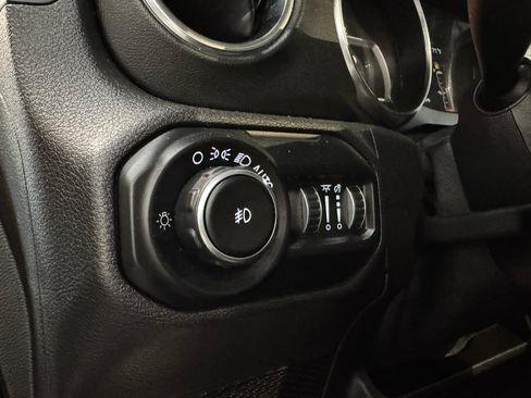 Used 2019 Jeep Wrangler Unlimited Sahara w/ Uconnect 4C Nav & Sound Group AWD/4WD image 29