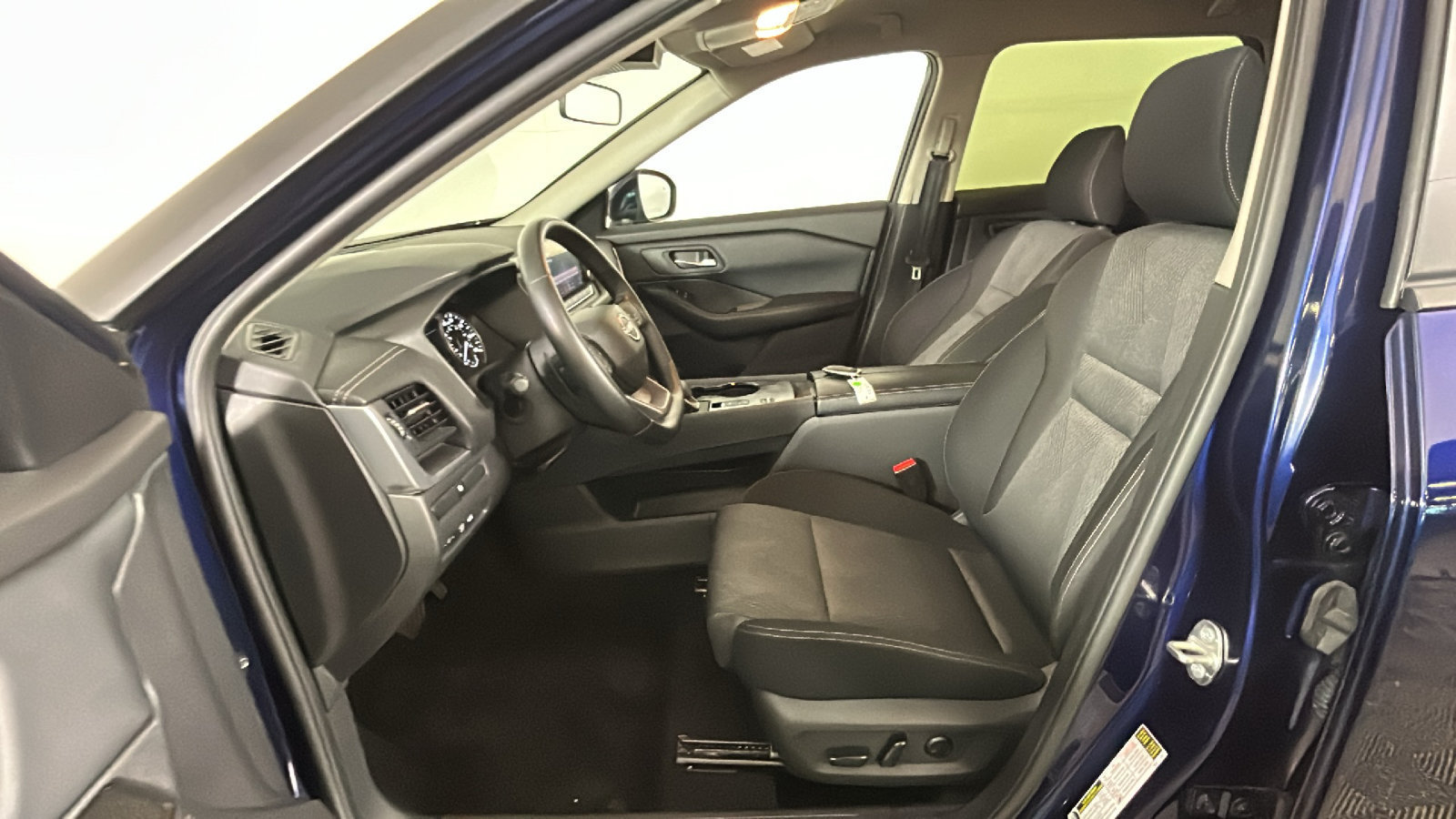 Used 2025 Nissan Rogue SV FWD image 14