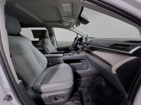 Used 2023 Toyota Sienna XLE FWD image 31