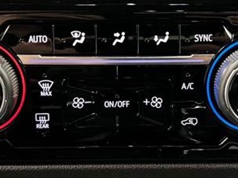 Used 2023 Chevrolet Silverado 1500 High Country w/ High Country Premium Package AWD/4WD image 38