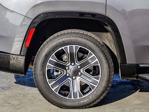 Certified 2024 Jeep Wagoneer Series II image 12