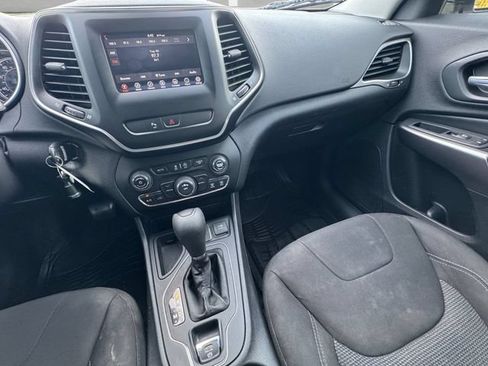 Used 2020 Jeep Cherokee Latitude FWD image 3