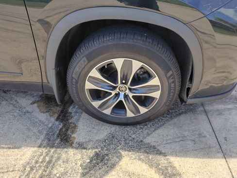 Used 2023 Toyota Highlander XLE AWD/4WD image 18