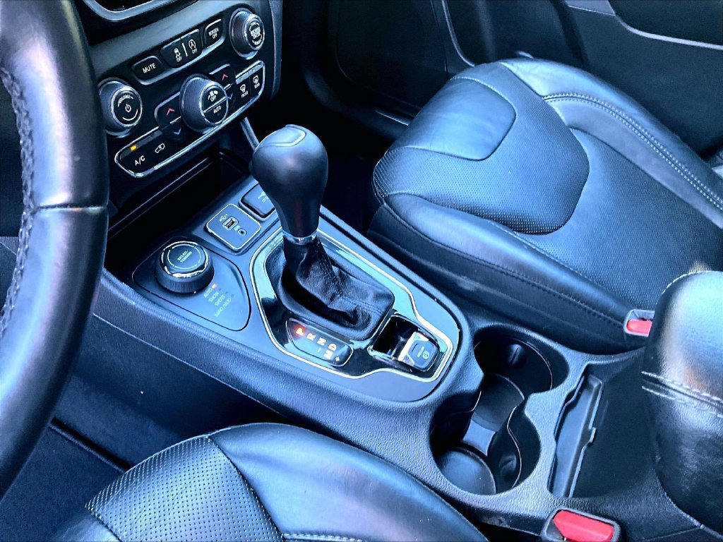 Used 2019 Jeep Cherokee Limited AWD/4WD image 19