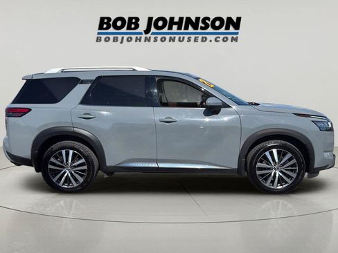 Used 2022 Nissan Pathfinder Platinum w/ Cargo Package AWD/4WD image 23