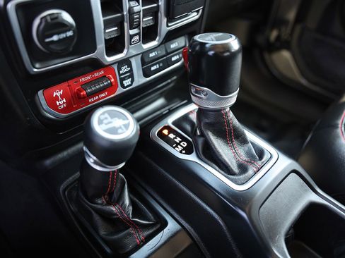 Used 2021 Jeep Gladiator Rubicon AWD/4WD image 31