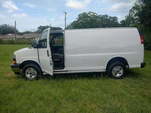 Used 2021 GMC Savana 2500 w/ Driver Convenience Package image 9