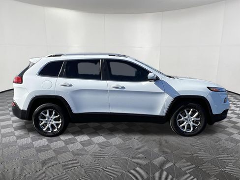 Used 2017 Jeep Cherokee Latitude AWD/4WD image 7