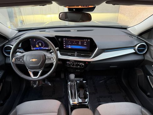 Used 2025 Chevrolet Trax LT w/ LT Convenience Package image 31