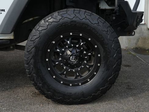 Used 2015 Jeep Wrangler Unlimited Rubicon w/ Connectivity Group AWD/4WD image 12