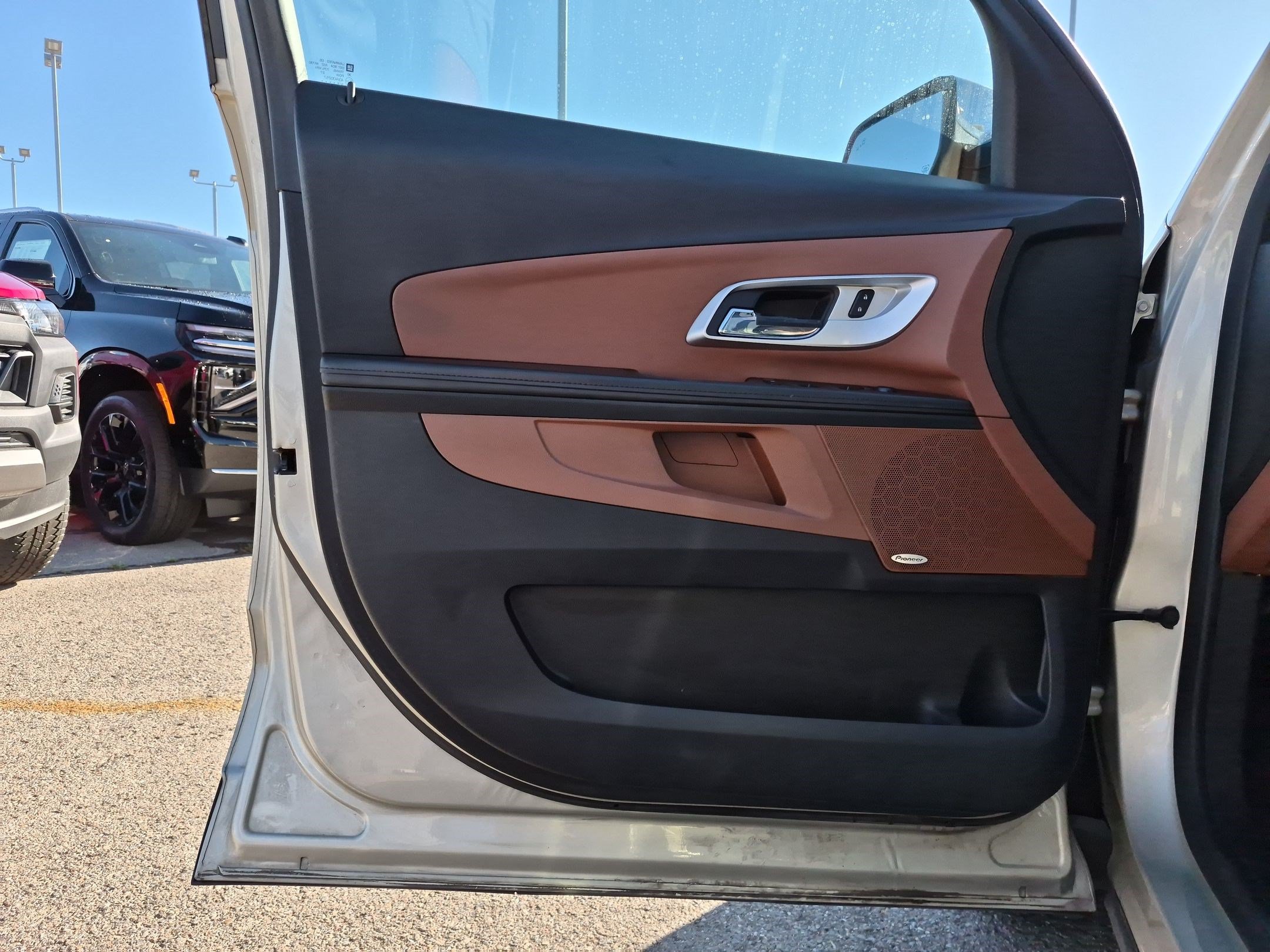 Used 2016 Chevrolet Equinox LTZ w/ Enhanced Convenience Package FWD image 12