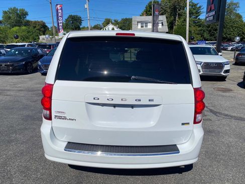 Used 2019 Dodge Grand Caravan SE image 4