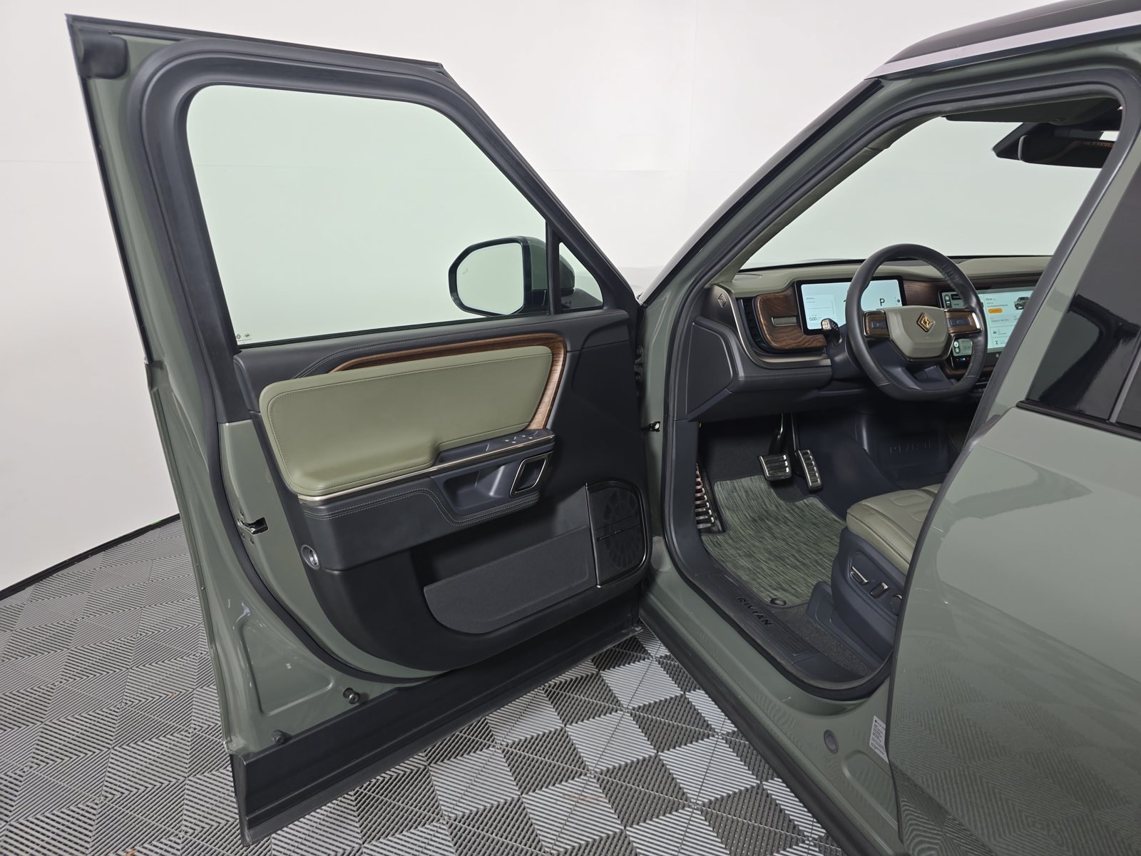 Used 2023 Rivian R1S Launch Edition Quad AWD/4WD image 16