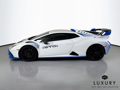 Used 2022 Lamborghini Huracan STO image 9