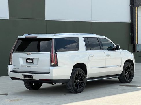 Used 2018 Cadillac Escalade ESV Luxury AWD/4WD image 2