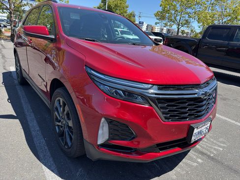 Used 2023 Chevrolet Equinox RS FWD image 2