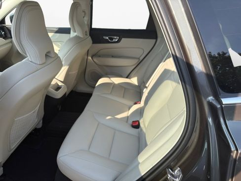 Used 2022 Volvo XC60 B5 Momentum w/ Protection Package Premier FWD image 12