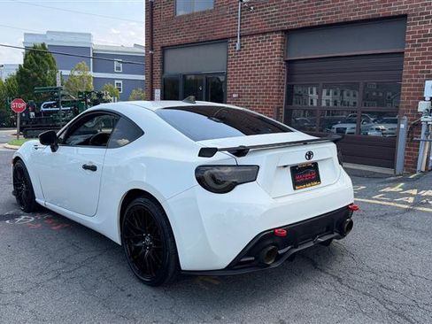 Used 2018 Toyota 86 RWD image 9