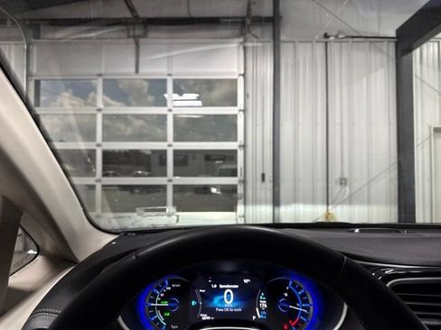 Used 2024 Chrysler Pacifica Limited FWD image 6