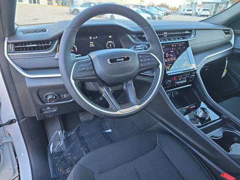 New 2025 Jeep Grand Cherokee Laredo image 17