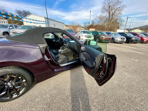 Used 2016 Nissan 370Z Touring RWD image 10