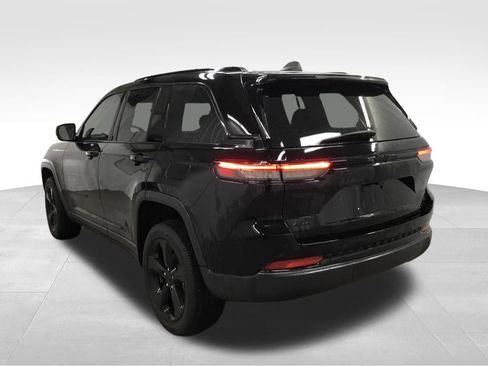 Used 2023 Jeep Grand Cherokee Altitude AWD/4WD image 14