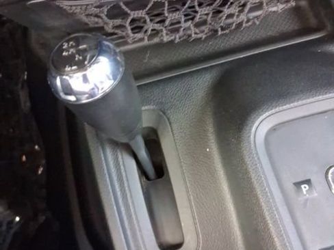 Used 2016 Jeep Wrangler Sahara image 22