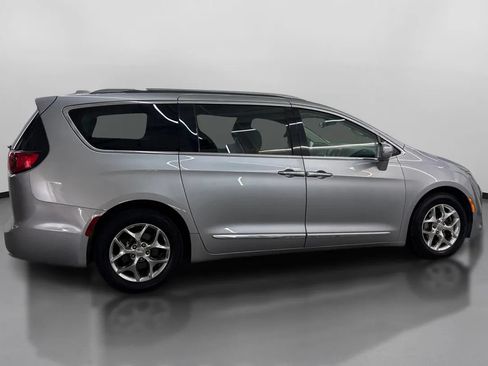Used 2018 Chrysler Pacifica Limited FWD image 11