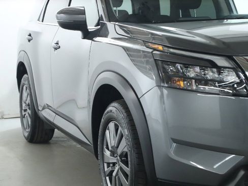 Used 2025 Nissan Pathfinder SV image 10