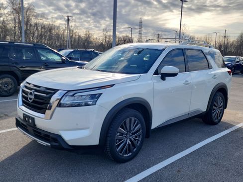 Used 2024 Nissan Pathfinder SL w/ SL Premium Package image 4