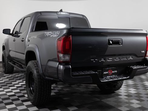 Used 2017 Toyota Tacoma TRD Sport w/ Tow Package (A/T) image 5