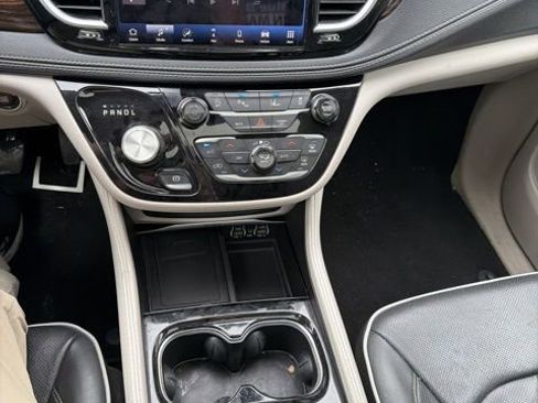 Used 2023 Chrysler Pacifica Limited FWD image 24