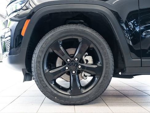 Used 2023 Jeep Grand Cherokee Limited w/ Luxury Tech Group II AWD/4WD image 7