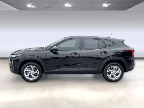 New 2026 Chevrolet Trax LS w/ LS Convenience Package FWD image 2