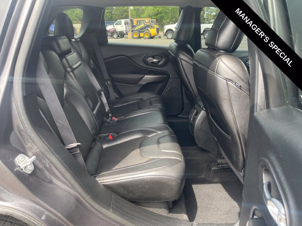 Used 2019 Jeep Cherokee Latitude Plus w/ Comfort/Convenience Group AWD/4WD image 17